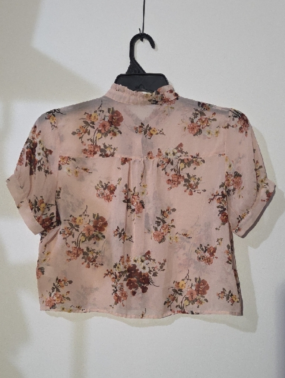 Cropped Ruffle Button-Up Blouse - Light Pink Floral - Picture 2 of 4